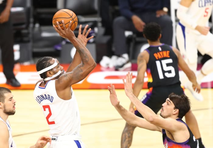 Jan 3, 2021; Phoenix, Arizona, USA; Los Angeles Clippers forward Kawhi Leonard (2) shoots against the Phoenix Suns in the first half at Phoenix Suns Arena. Mandatory Credit: Billy Hardiman-USA TODAY Sports